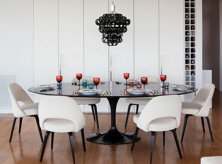mesa de jantar redonda lustre preto cadeiras elegantes óculos brancos vermelhos