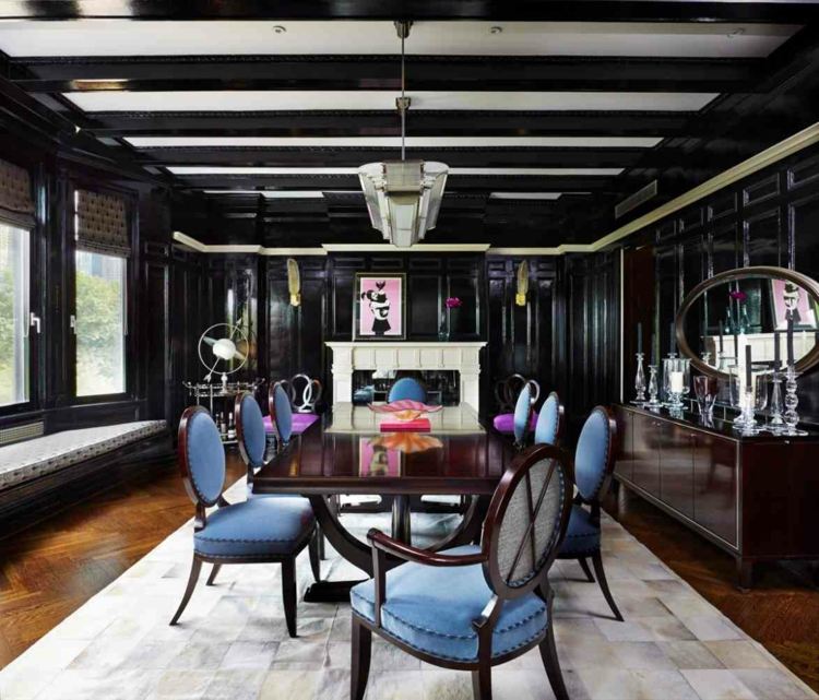 preto na sala de jantar elegantes painéis de madeira vintage revestindo as paredes de cadeiras azuis