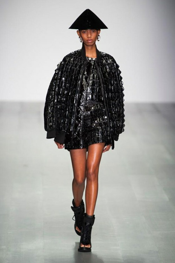Jaqueta-volume-e-vestido-com-estampa de cobra