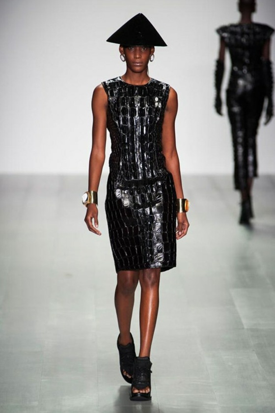 short-couro-vestido-cônico-chapéu