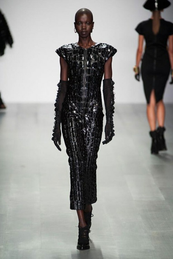 Roupa de pele com padrão de crocodilo e simbolismo