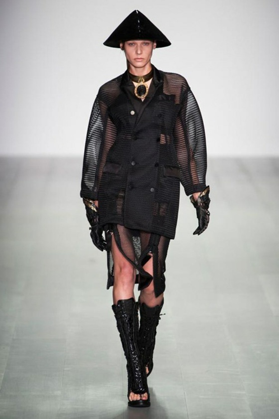 roupa preta com luvas