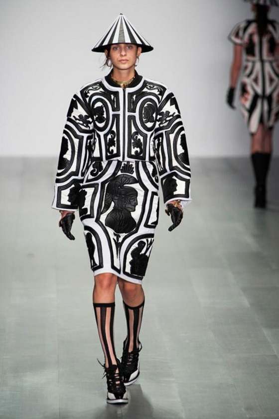 Roman-têxtil-estampado-preto-branco-vestido-com-listras-joelheiras