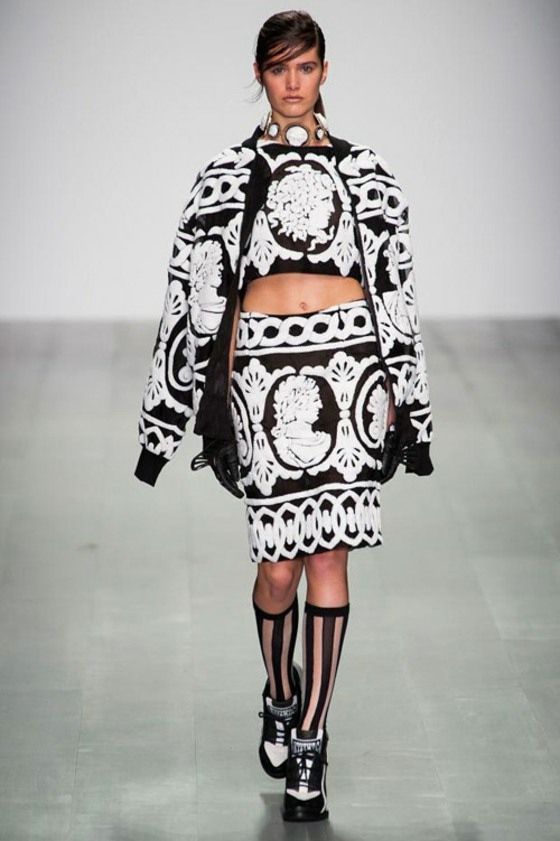 Roupa preta da era renascentista com estampa de tecido em branco