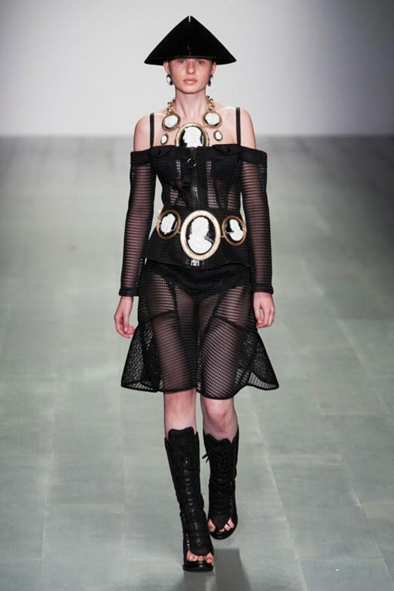 net-like-tecido-black-sports-boots