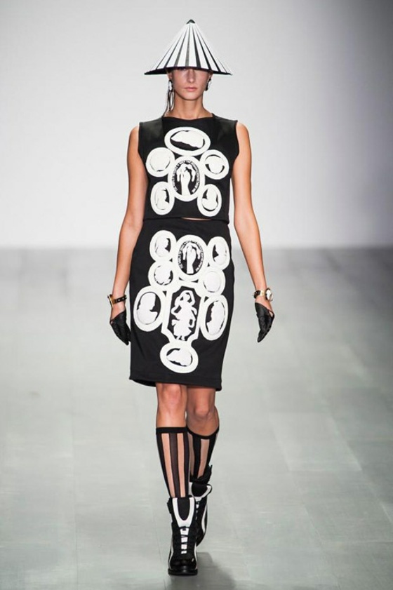 vestido preto curto com estampa de tecido barroco com rostos