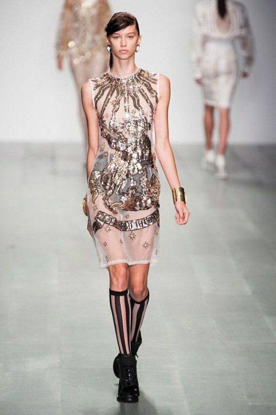 vestido curto feito de tecido transparente com elementos decorados