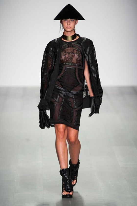 Vestido com jaqueta com motivos e chapéu