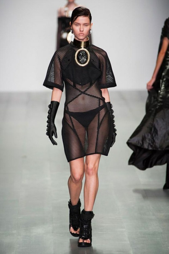 Colar com rosto barroco vestido curto