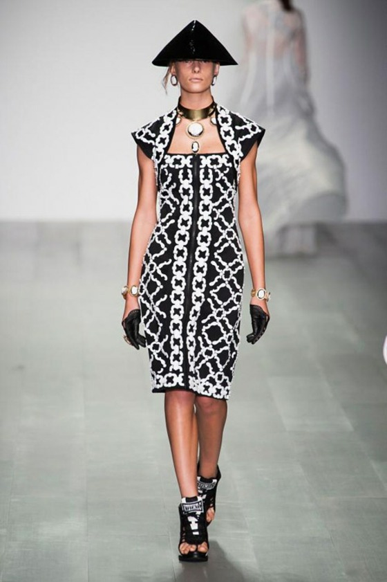 Figura-acentuando-vestido-em-luvas-pretas-brancas