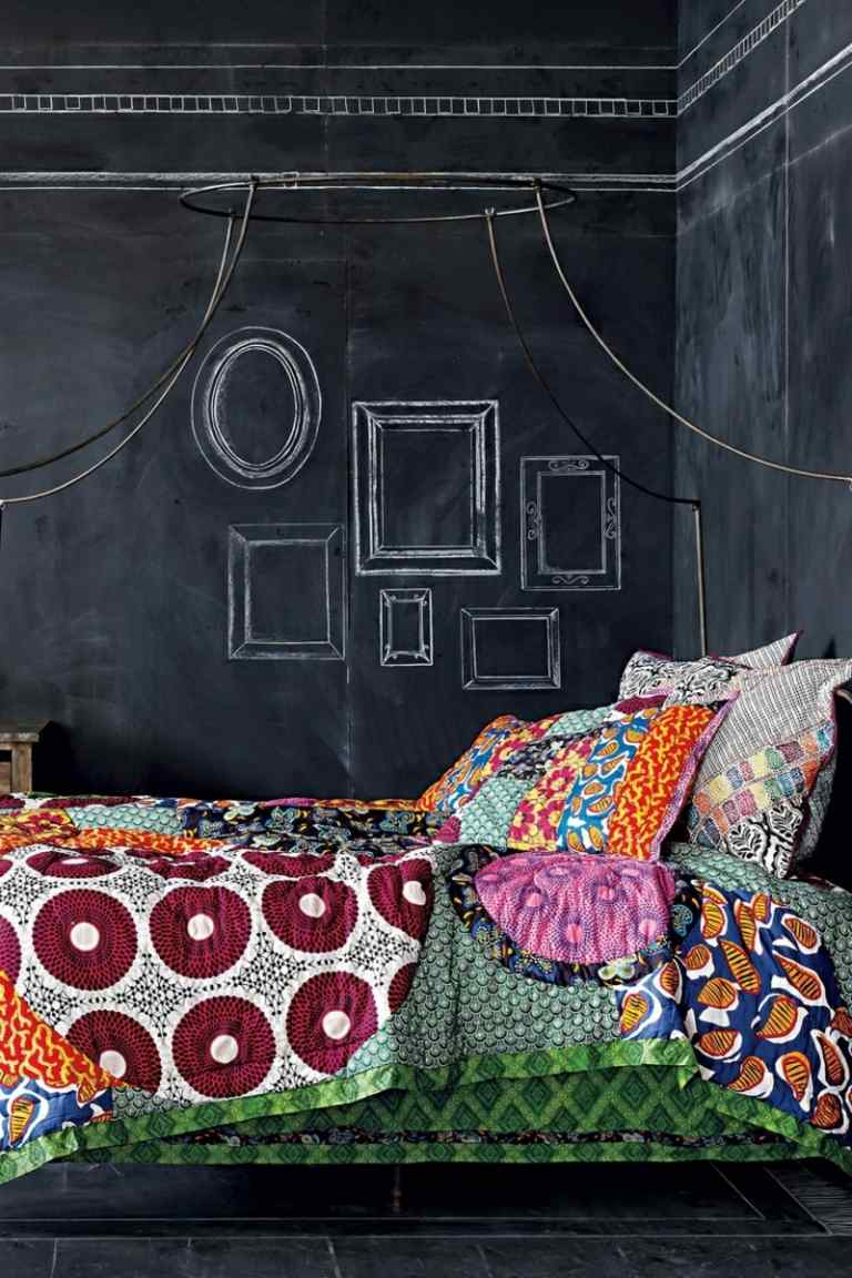 parede preta pintura quarto parede design giz colorido roupa de cama