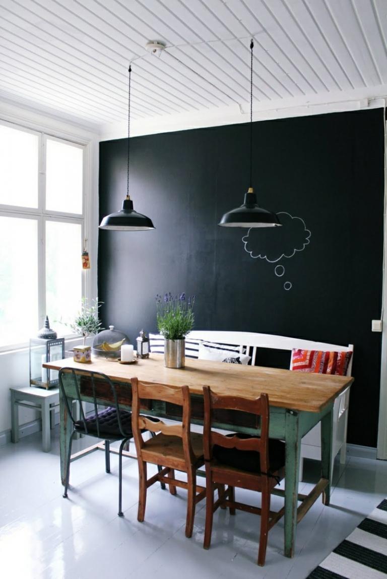 parede pintura preta rústica sala de jantar patchwork mobília colorida surrada