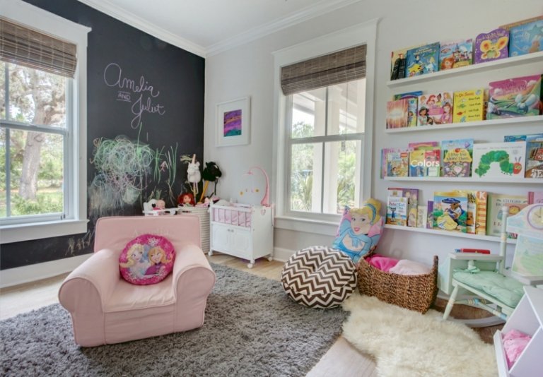 parede cor preta quarto infantil menina poltrona rosa prateleiras livros