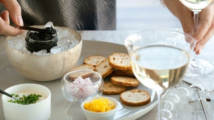 Caviar preto servido na cama de pão de gelo torrada bandeja de vinho