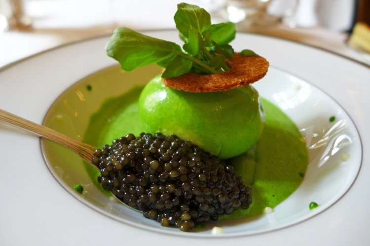 Aperitivo de Caviar Preto Servindo Receitas Gastronômicas de Ovos Cozidos
