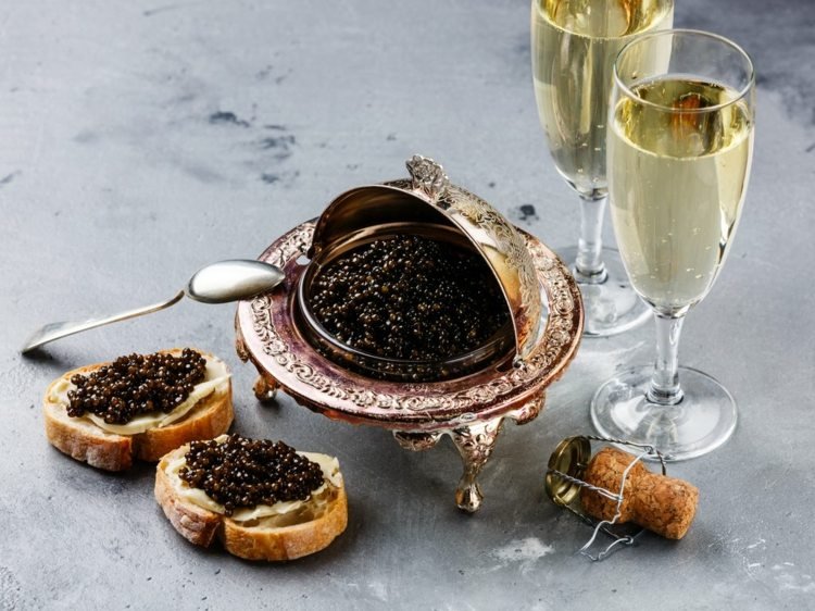 Caviar preto serve bebida aperitivos receitas de champanhe torradas de pão