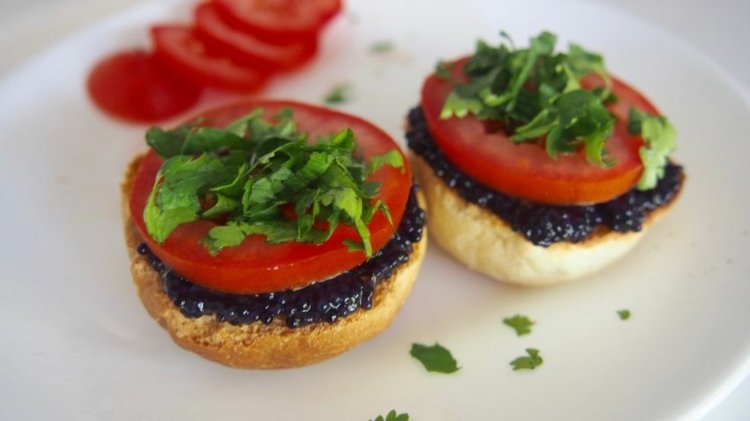 Compre caviar preto e sirva receitas de aperitivo com tomates