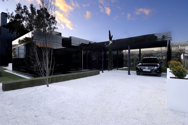 projeto da casa feito de vidro preto por A-Cero-auto