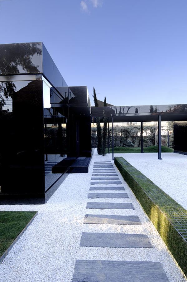 projeto da casa feito de vidro preto por A-Cero-Stein