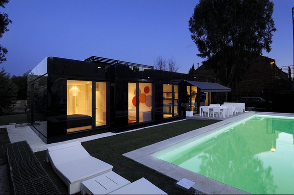 projeto da casa feito de vidro preto por A-Cero-nachts
