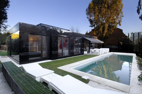 Projeto da casa feito de vidro preto por A-Cero -pool