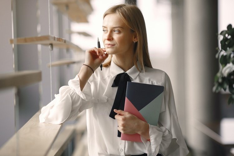 Medite e relaxe no escritório e olhe pela janela