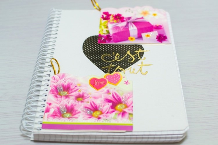 Scrapbooking-ideas-theme-gluing-motifs-cutting-heart-gold-acentos