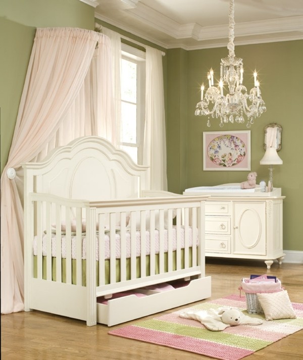 lustre de quarto de bebê com decoração clássica