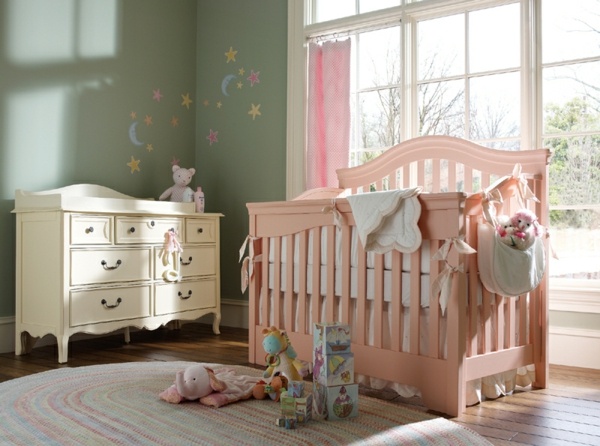 design de quarto de bebê com cama rosa fofa