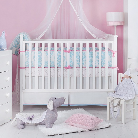 Quarto de bebê com estilo de vida clássico - cama de bebê