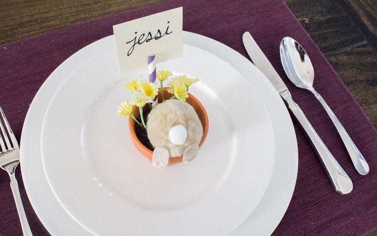 Coelhinhos da Páscoa mexem em decorações de mesa-prato-mini-barro cartão de lugar