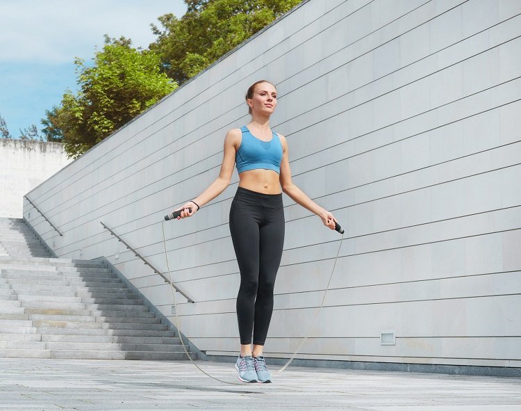 Pular corda efeito de treinamento de resistência de perda de peso plano de treinamento HIIT para em casa