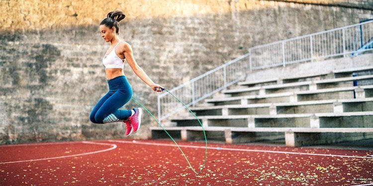 Treino cardiovascular para perder peso, fitness, exercícios em casa, exercícios com corda de pular