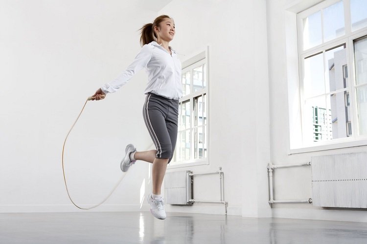 Exercícios de pular corda com soco duplo Plano de treino de corpo inteiro para casa