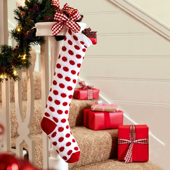 meias vermelho branco corrimão da escada decorar natal
