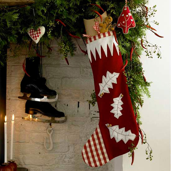botas nicholas decoram feltro folhas brancas vermelhas ramos de pinheiro xadrez