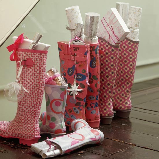 botas de borracha idéias de decoração de natal preenchem o corredor