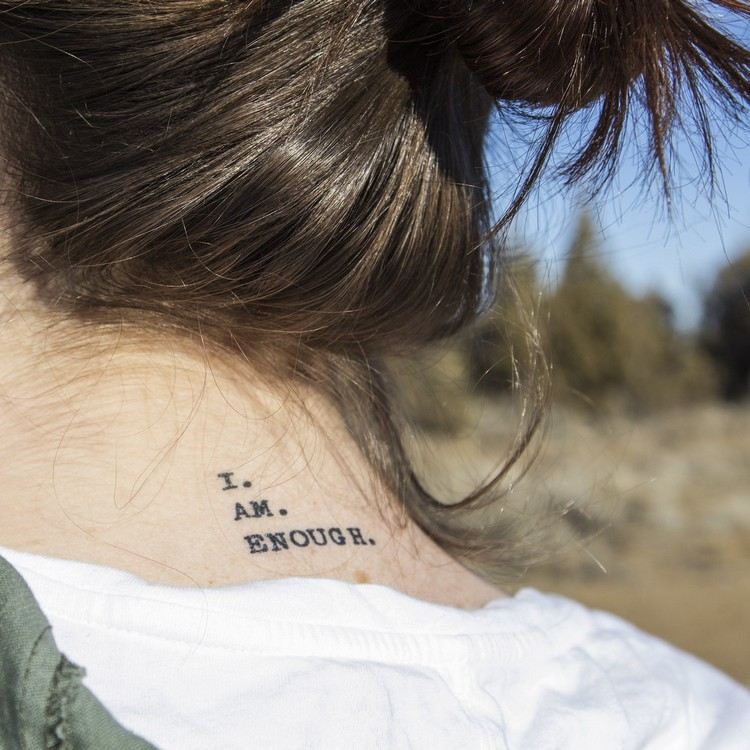 Tatuagem de pescoço pequenas ideias de tatuagem de amor próprio