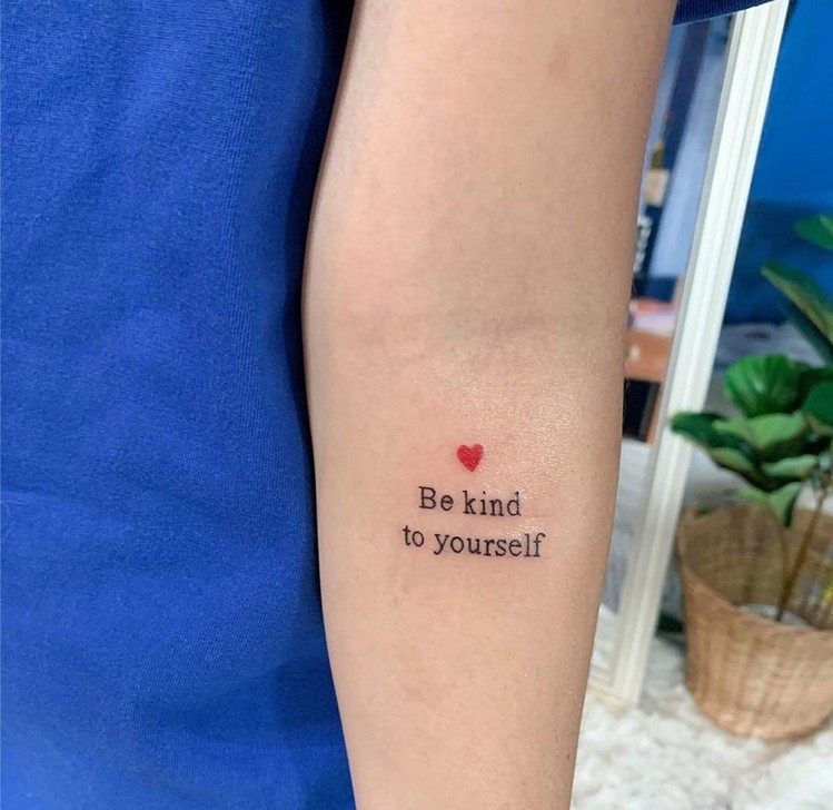 Tatuagem de amor próprio com significados pequenos