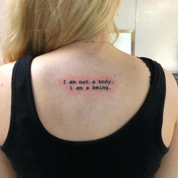 Tatuagem nas costas das mulheres do projeto da tatuagem de amor próprio