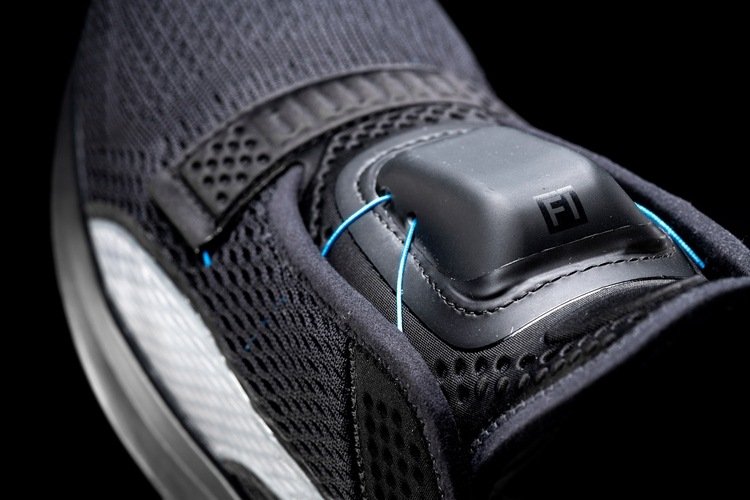 controlar o bloco de plástico na parte superior do sapato com o sistema de autoladeamento via aplicativo para smartphone