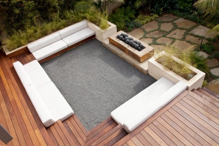 Pia no jardim-assentos-design-moderno-decking-assento almofadas-canteiros de plantas brancas