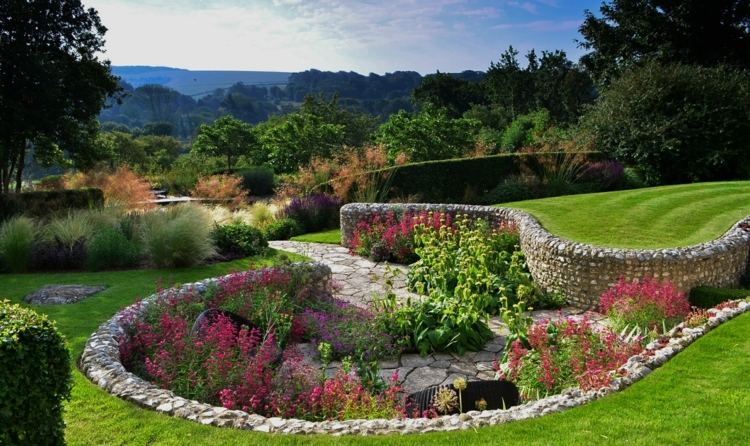 Jardim afundado com poltrona de vime romântica