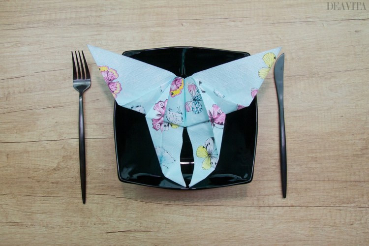 Guardanapos dobrados para decorações de mesa festivas de borboletas de Páscoa