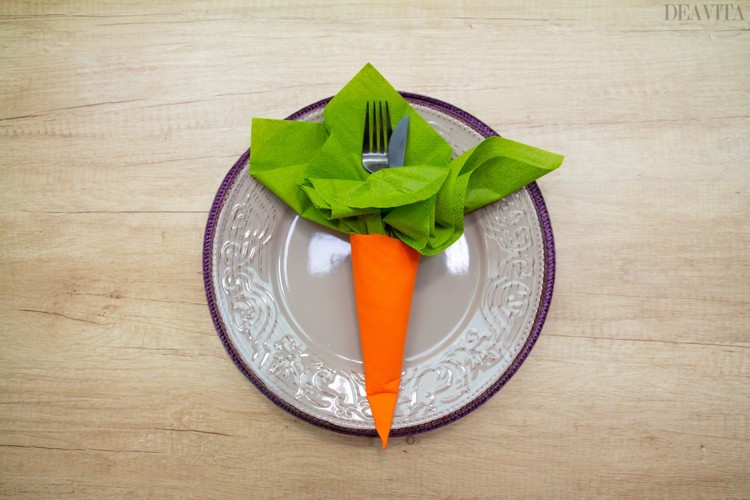 Decoração de mesa de Páscoa Dobre cenouras em guardanapos de papel