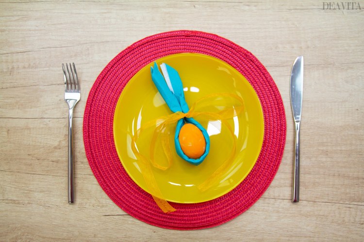 Faça você mesmo as decorações de mesa para a Páscoa. Coelhinho da Páscoa com ovo