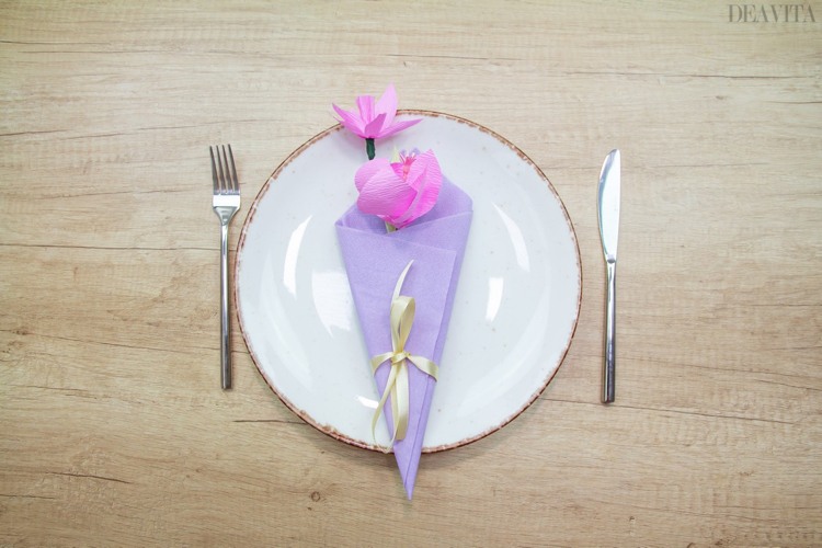 Decoração de mesa para a Páscoa, lindo buquê de guardanapos com flores