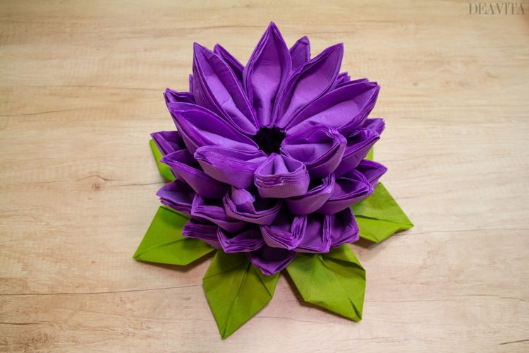 Flor de lótus grande com vários guardanapos, ideal para mesa de buffet de festas