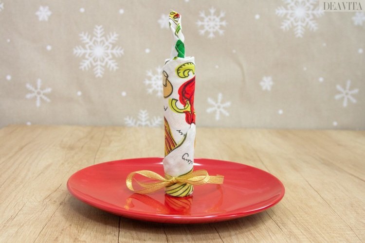 Dobre guardanapos para velas de Natal em pé