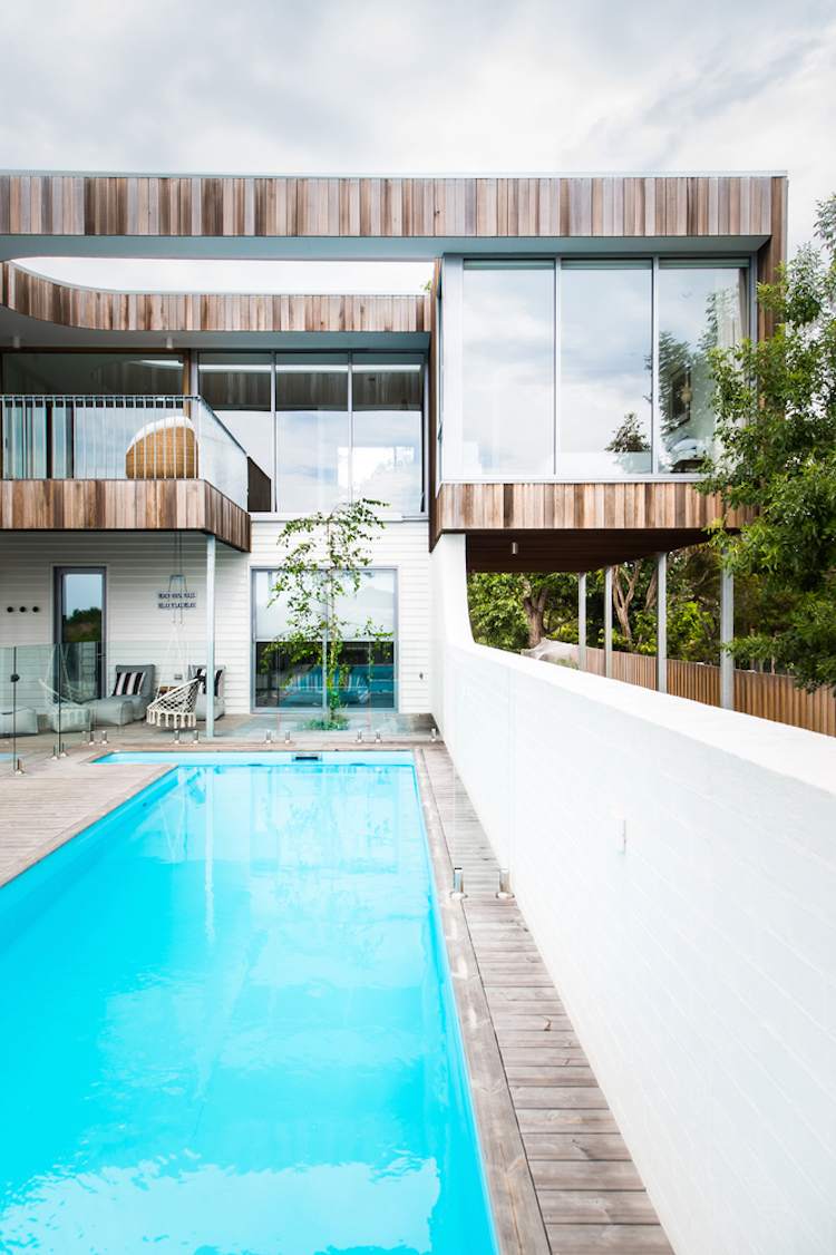 Deck estreito de madeira termica para piscina